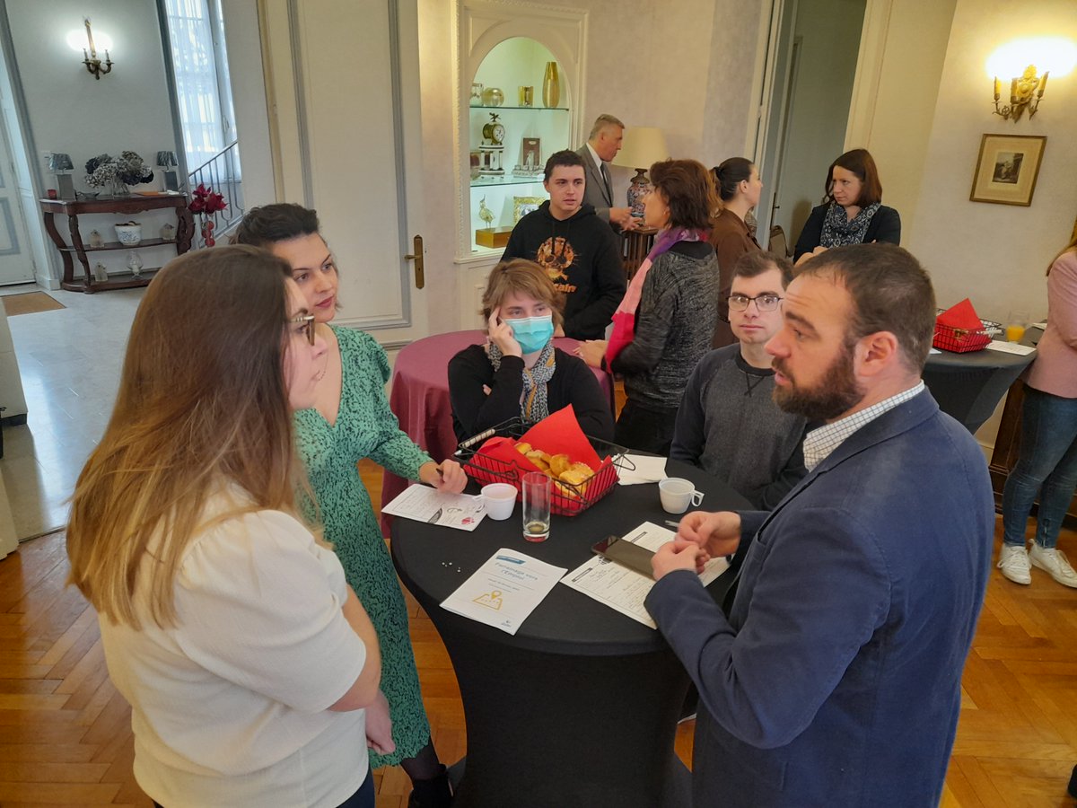 christophe_lap's tweet photo. 👍Belle réussite ce matin a la sous préfecture de #saintes. Signature des contrats de parrainages 13 jeunes pole-emploi mission locale et leurs parrains et marraines , chef d'entreprises, élus, pour aider nos jeunes en #CEJ  a trouver leur voie et bâtir un projet de vie. https://t.co/NTgKGGtiUH