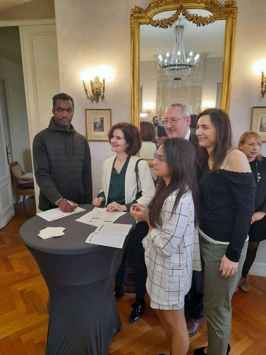 christophe_lap's tweet photo. 👍Belle réussite ce matin a la sous préfecture de #saintes. Signature des contrats de parrainages 13 jeunes pole-emploi mission locale et leurs parrains et marraines , chef d'entreprises, élus, pour aider nos jeunes en #CEJ  a trouver leur voie et bâtir un projet de vie. https://t.co/NTgKGGtiUH
