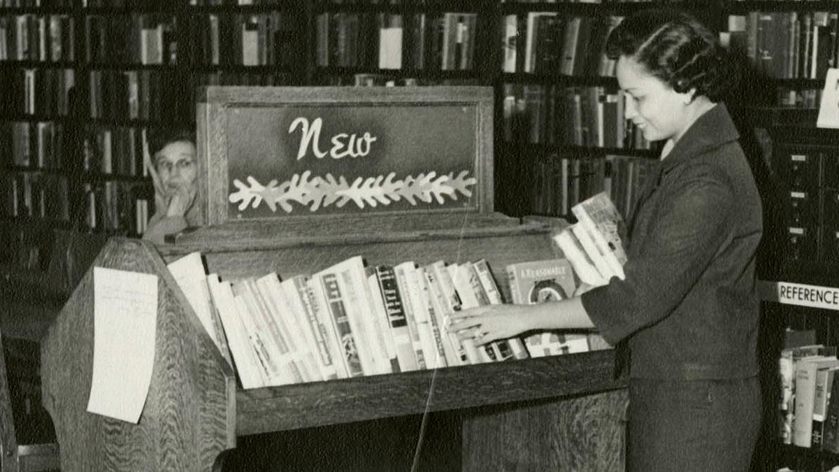 torontolibrary's tweet photo. We're offering free reading advice! Need help finding your next read? Looking for some  recommendations to break out of a reading slump? Tell us what you like to read and use #DearLibrarian. We'll help one or two readers every week. https://t.co/XX5sB3XXwm