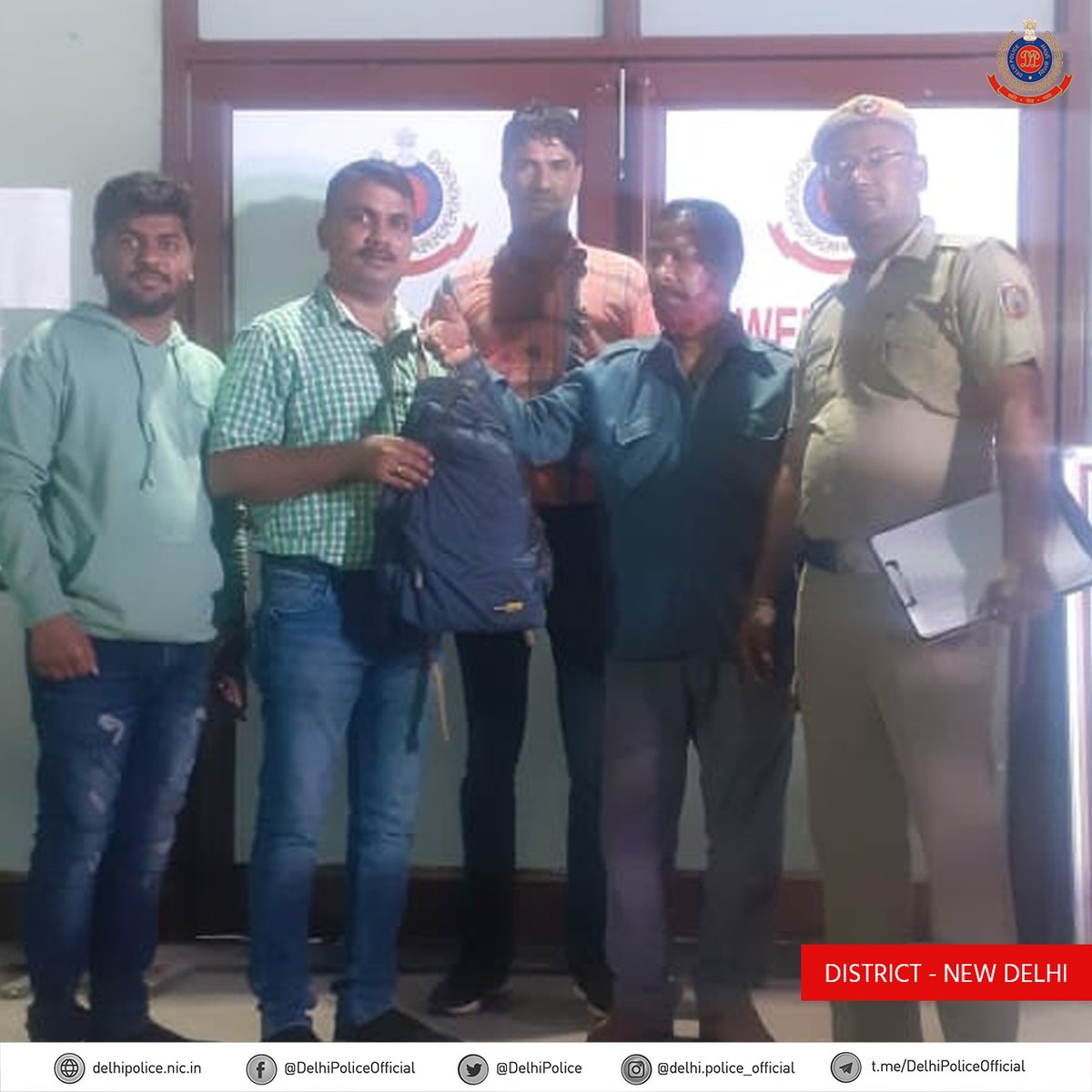 दिल्ली पुलिस की मदद से आज एक व्यक्ति को ऑटो रिक्शा में छूटा हुआ बैग वापस मिला। नई दिल्ली के मंदिर मार्ग थाने की पुलिस के प्रयास से ऑटो चालक खुद थाने में पहुँच कर पीड़ित को बैग वापस किया।

#DelhiPoliceUpdate
<a href="/DelhiPolice/">Delhi Police</a>
<a href="/CPDelhi/">CP Delhi #DilKiPolice</a>