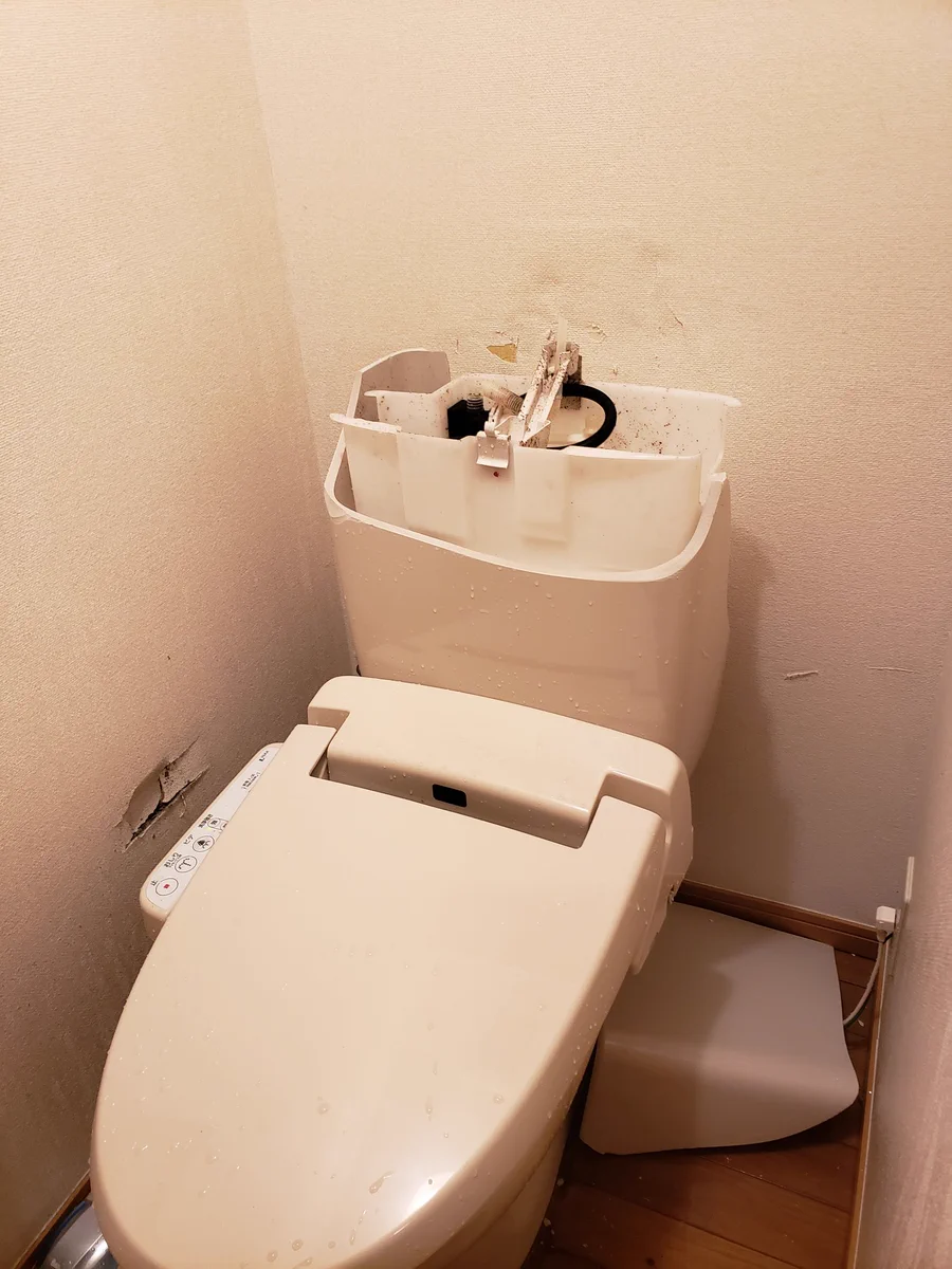 地震の影響…？！トイレのタンクが折れてしまう…