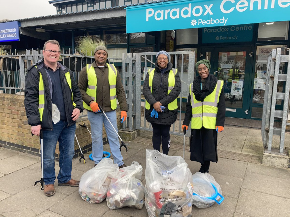 ElizabethBapti4's tweet photo. As part of #WFSpringClean22 our focus was on Chingford Hall Estate. A special thanks to all the volunteers from @PeabodyLDN. https://t.co/wCahwaVrZU