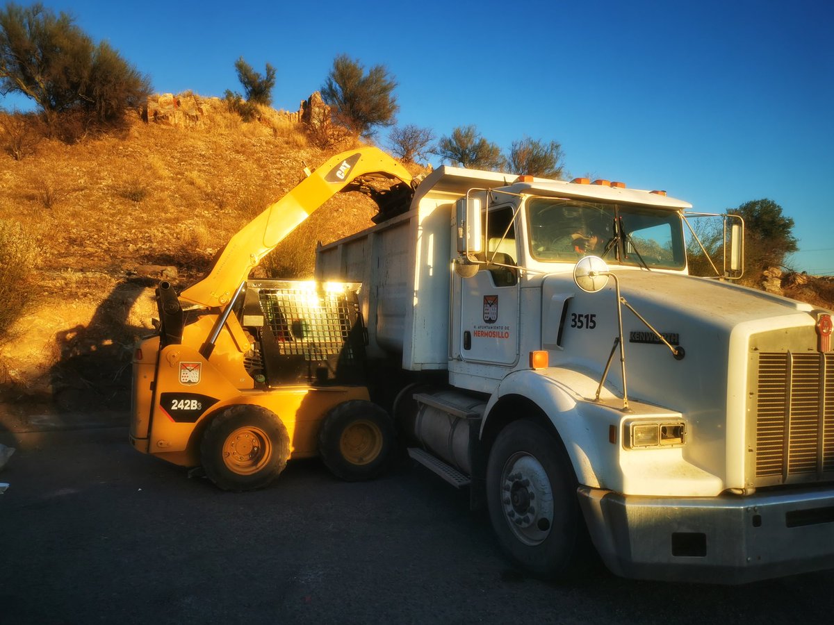 CDDesierto's tweet photo. En octubre iniciamos con la limpieza y reforestación de la calle la mirada en la colonia Los Angeles para prevenir incendios en el Johnson. Agradecemos a  @servpublicoshmo por haber intervenido de nueva cuenta el día de ayer. 1/4 https://t.co/A2RHfzknRH