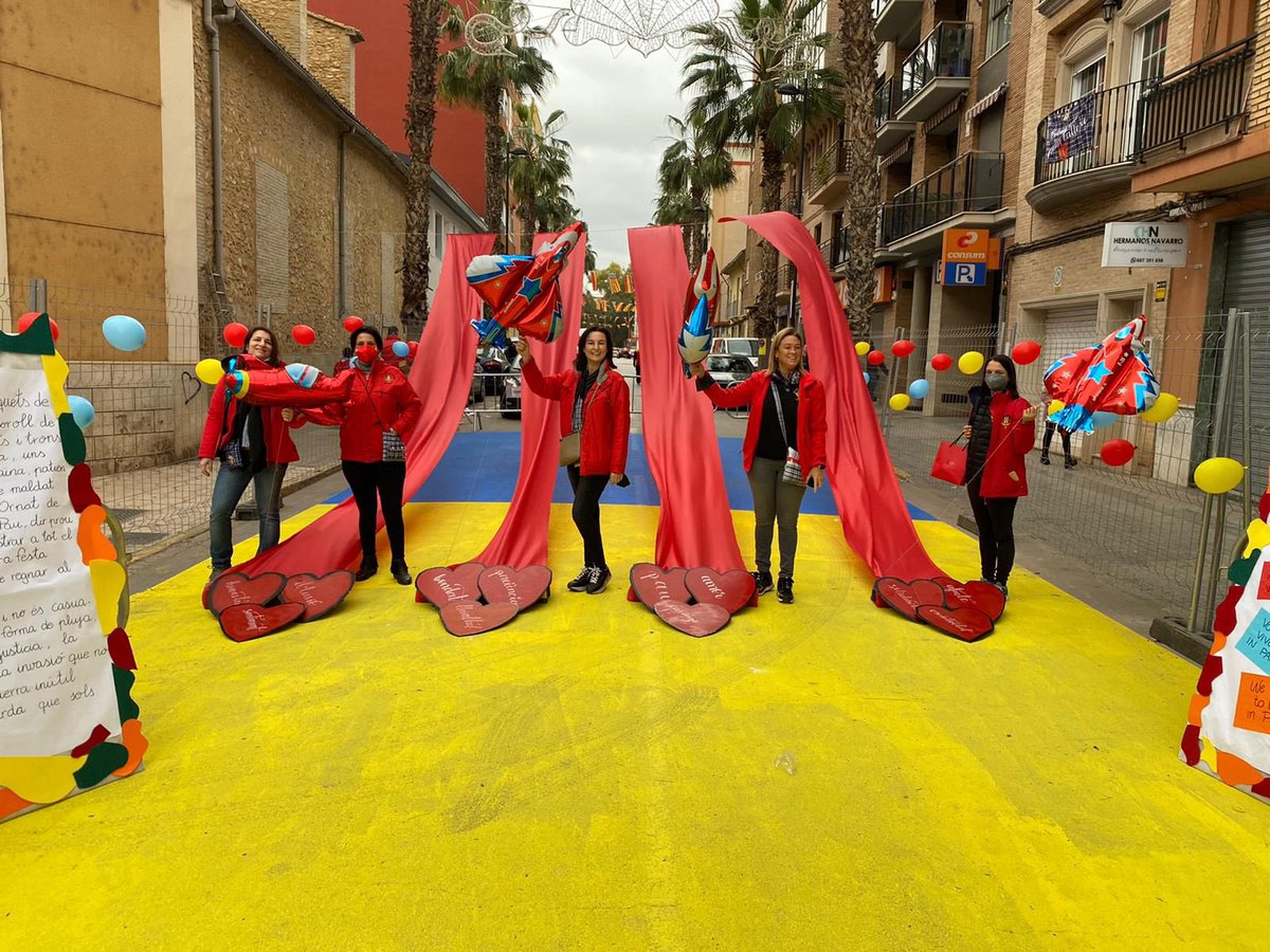 Un emotiu ornat de carrer recordant el patiment d’un poble i el nostre suport i record ens ha regalat un primer premi, en el concurs organitzat per <a href="/SantRocTorrent/">Falla Sant Roc</a> #Falles22 #solidaritatfallera #volempau