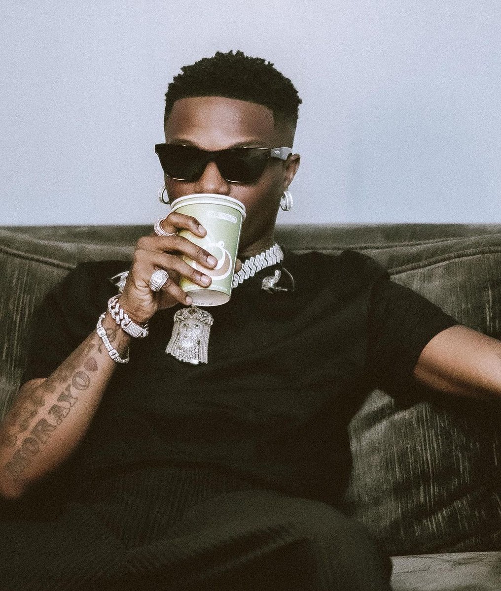 40Fucntion's tweet photo. This is why Wizkid is the Greatest Afrobeat Artist of all Time 

A MINI - THREAD HIGHLIGHTING SOME OF HIS NOTABLE ACHIEVEMENTS ❤️☺️ https://t.co/zg9JQui18f