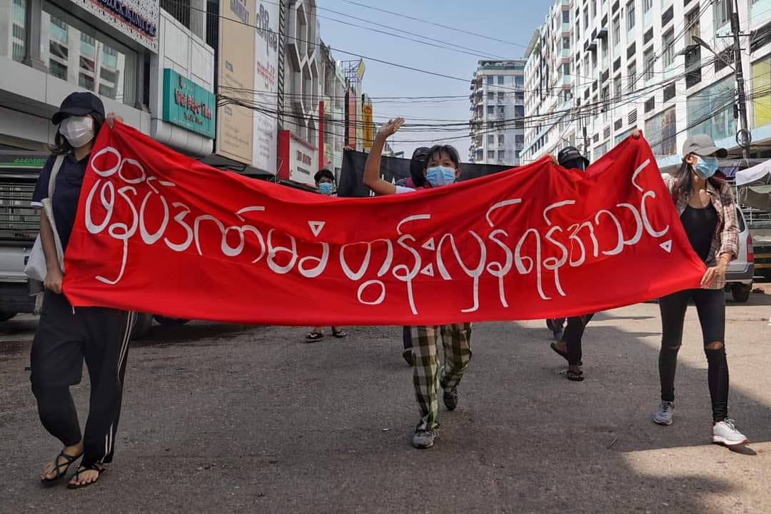 alezismmk's tweet photo. Residents in Yangon protested military rule again, undeterred by the crackdown on resistance fighters and anti-regime protesters. #2022Mar16Coup #US_SanctionMOGE  #WhatsHappeningInMyanmar https://t.co/2UEZg4fhNQ