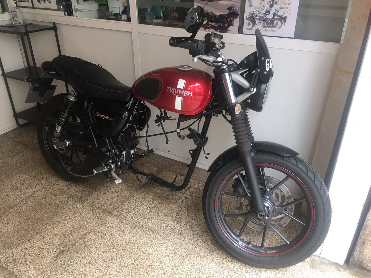 El_guardian73's tweet photo. @Triumph_Spain Ayer me lleve mi moto como la veis del taller de Triumph, la llevé el día 15 de febrero con una avería que se dio cuando estaba dentro de garantía, repite el problema y ahora fuera de garantía me piden 3150 euros de arreglo. Válvulas y culata con 20.000 km https://t.co/yJhxDrX2YR