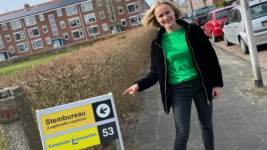 D66's tweet photo. Nog 5️⃣ uur! Dan sluiten de stembussen. Vergeet niet om straks nog even langs het stembureau te lopen. 
#stemD66 #GR2022 https://t.co/I9yhRZbRfg