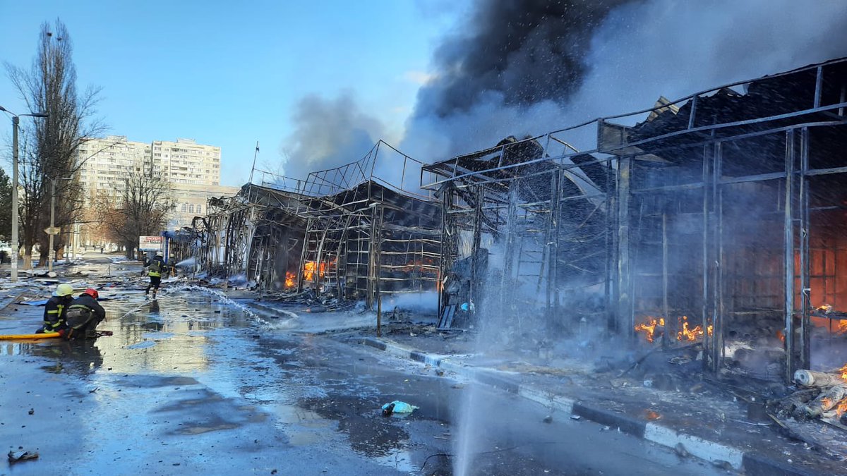Photos from Kharkiv.

On March 16, shelling set fire to trade pavilions in the market.

https://t.co/79cszZJ8Fo
#Ukraine #UkraineRussiaWar #UkraineRussia #Russia #RussiaUkraine #RussiaUkraineWar #RussianArmy https://t.co/hRfZs3ZAfJ