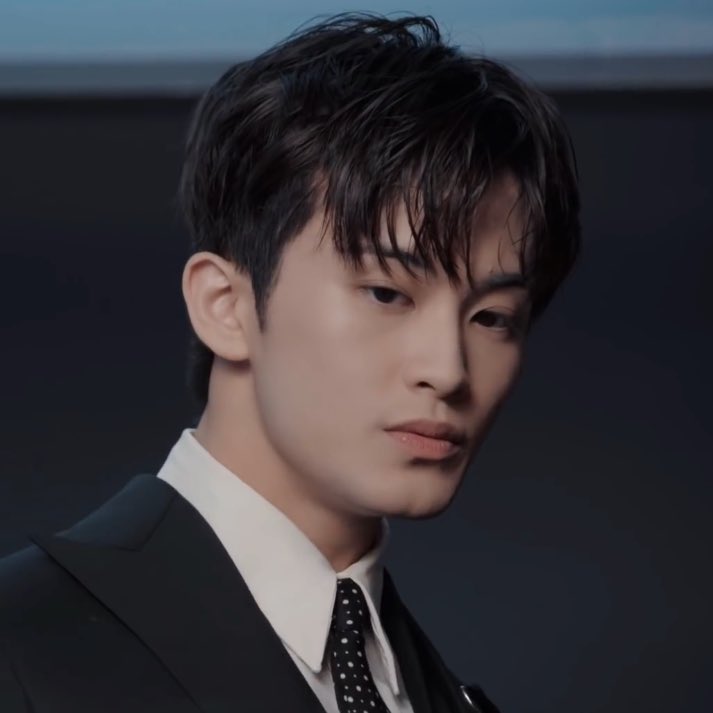 popstarmark's tweet photo. mark's slightly cleft chin https://t.co/AwdcoomaC2