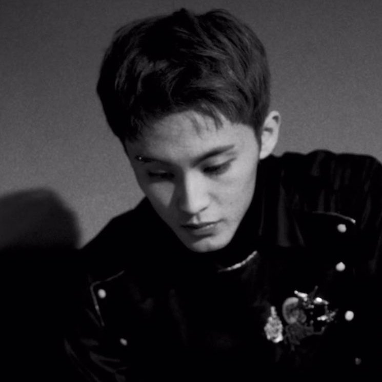popstarmark's tweet photo. mark's slightly cleft chin https://t.co/AwdcoomaC2