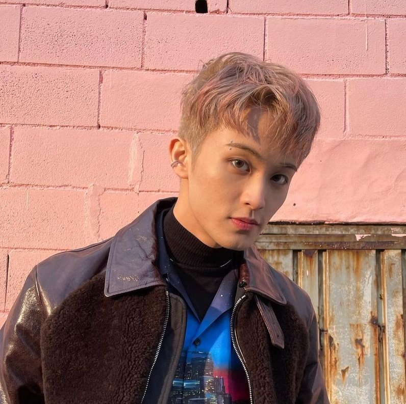 popstarmark's tweet photo. mark's slightly cleft chin https://t.co/AwdcoomaC2