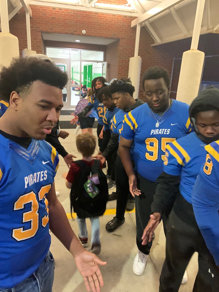 These Pirates had a great time this morning at Sterling Elementary! Very proud of this team &amp; their commitment to give back to their community! 🟦🟨☠️⚓️🏴‍☠️ #PiratePride #CommunityService #AllAboutTheFamily #GivingBack