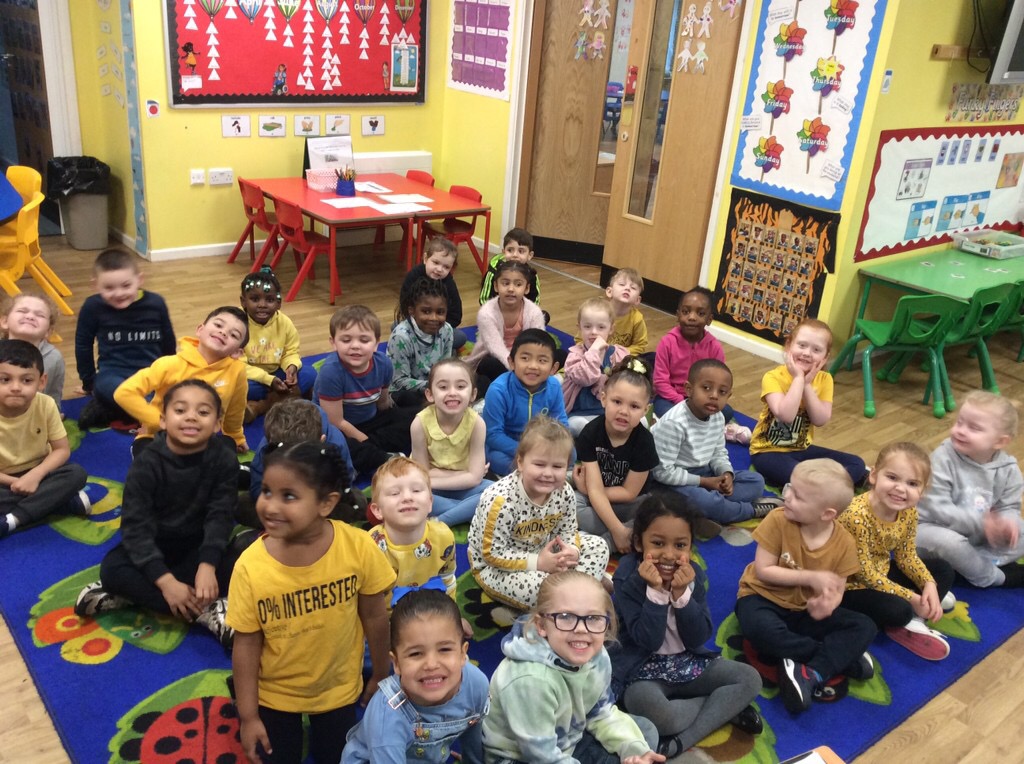 Reception children showing our support for the victims of war. <a href="/FirstNews_Teach/">First News Education</a> @CEO_UWMAT @CFOO_UWMAT