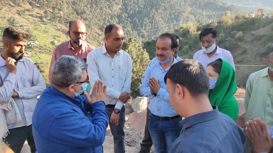 vishesh_jk's tweet photo. Day of interactions with the farmers, PRI members, Cooperative Societies at Kandheri ( Doda) , Champari and augmentation  of facilities at Batote Mandi in presence of Masarat sir , DC Ramban. Hope to see great results soon .⁦@AgriGoI⁩⁦@OfficeOfLGJandK⁩ https://t.co/nxxxwfjRiL