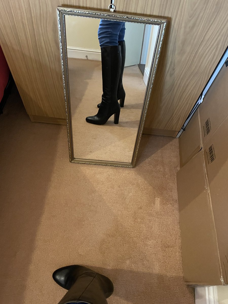 MistressMoneyP's tweet photo. New boots £120. Accepting contributions/tributes #boots #paypigs #moneyslaves #tributeme #fuckyoupayme https://t.co/ay93USg3cz
