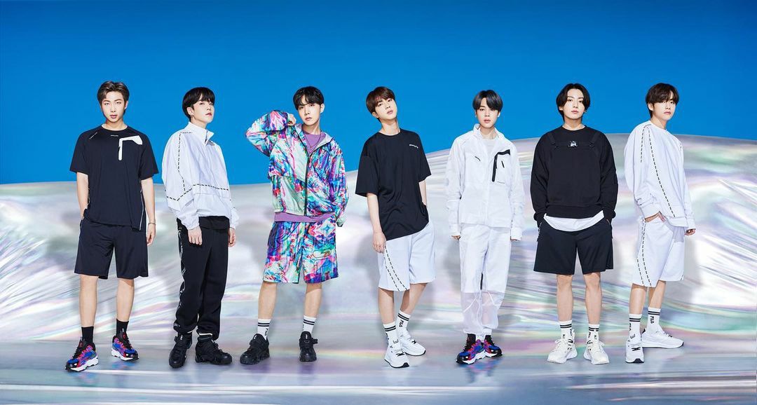 Ederlin0417's tweet photo. — Aparentemente, el contrato de BTS x Fila durante dos años dió por terminado en noviembre de 2021.
Esto también explicaría el porque últimamente hemos visto a los chicos usar muchos productos de la marca Nike, incluso en los conciertos.

(+) @BTS_twt https://t.co/RW1M5JhPBr