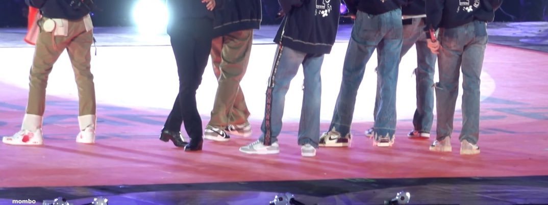 Ederlin0417's tweet photo. — Aparentemente, el contrato de BTS x Fila durante dos años dió por terminado en noviembre de 2021.
Esto también explicaría el porque últimamente hemos visto a los chicos usar muchos productos de la marca Nike, incluso en los conciertos.

(+) @BTS_twt https://t.co/RW1M5JhPBr