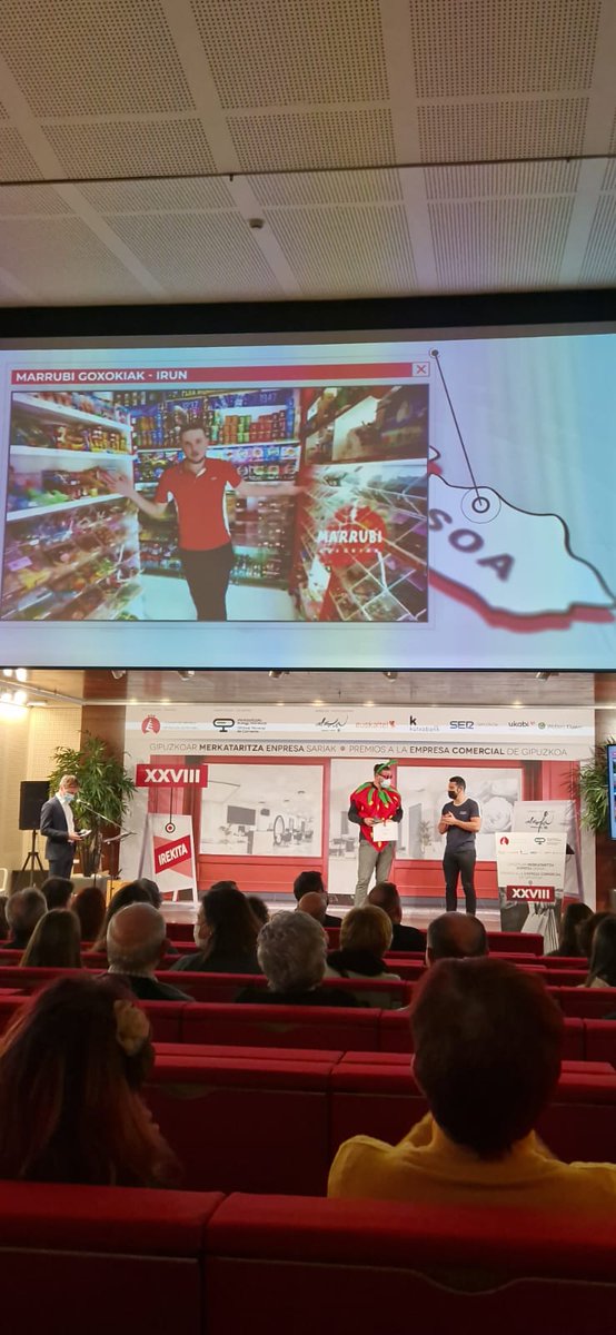 jasantano's tweet photo. La ilusión y la iniciativa también se premian en el comercio.
🍓🍓El "buen rollo" de #Marrubi de @Irun_informa se ha visto reconocido en "10bitxiak" de @CamaraGipuzkoa
Zorionak!! https://t.co/z94y2Hfs41