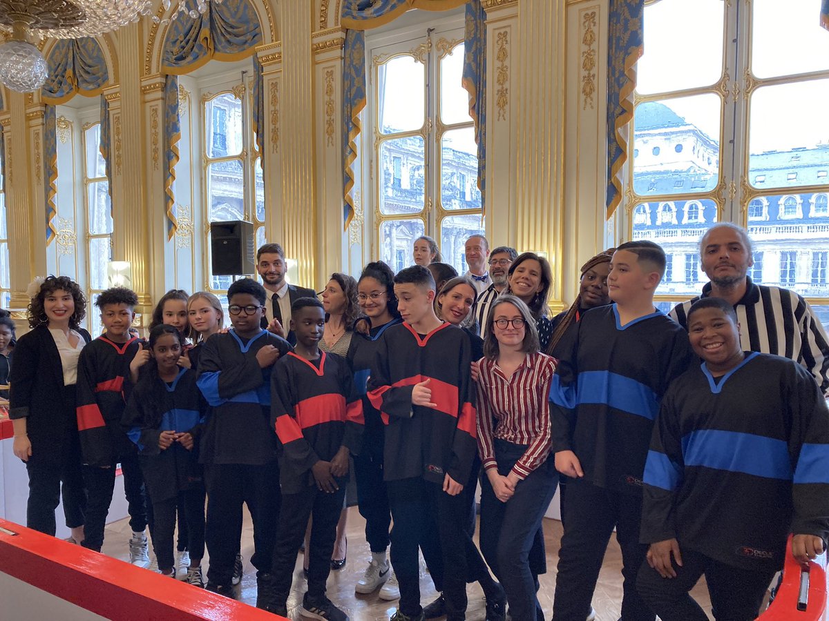 FondationCD's tweet photo. #CohésionSociale / La @FondationCD, pose tout sourire avec les élèves du #TrophéedImproCD. Bravo encore à tous !
 
#SLFF #DMDM #EAC @languesFR https://t.co/1W4y67gZML