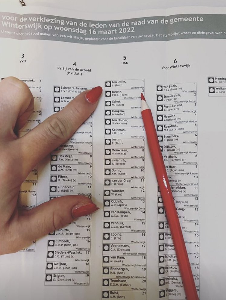 D66's tweet photo. Nog 1️⃣ uur om te stemmen! Laat je stem niet verloren gaan. Spreek je uit. 

Ook bij jou in de buurt is een stembureau te vinden. Stemmen kost maar een kwartiertje. 
#stemD66 #GR2022 https://t.co/TQm03OzqeJ