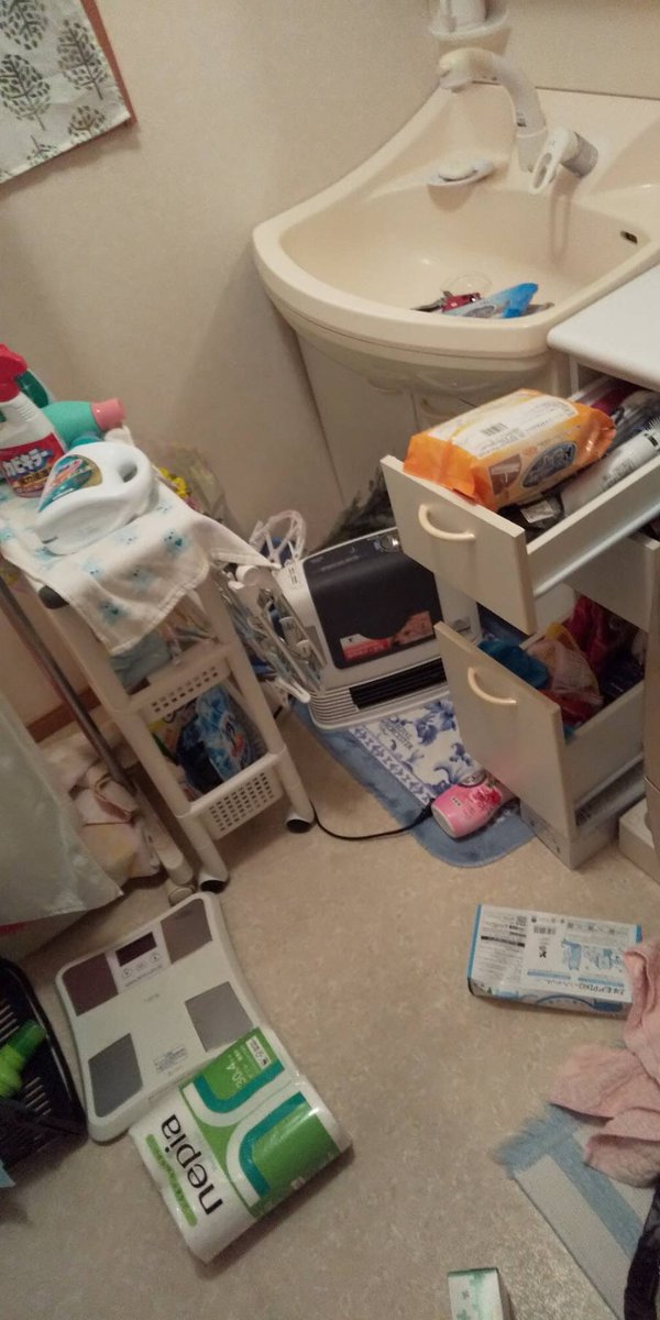 実家が地震でヤバいことになりました

両親は無事ですが、3.11の時より長く、強い地震で、3.11より家がぐちゃぐちゃになりました

宮城県沖地震は10年に１回は大きな地震が来るので今後も心配です

気をつけようがありませんが被害が大きくならないことを祈ります

実家は宮城県東松島市です