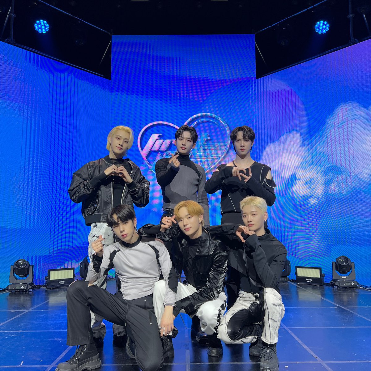 wei_strm's tweet photo. 💙오늘밤 그 누구보다 빛나는 루아이 여러분✨

오늘 음원차트의 프리징이 👀눈앞에 있습니다❗️

오늘 그 누구보다 고생했을 위아이,
우리 짱아이의 가장 든든한 존재 루아이분들✨

프리징까지 포기하지말고, 열심히 달려보자요🥰

좋아좋아 오께이↗️↗️

주무시는 동안 스밍이 끊기지않게 확인하기❣️ https://t.co/gQisbXIjyo