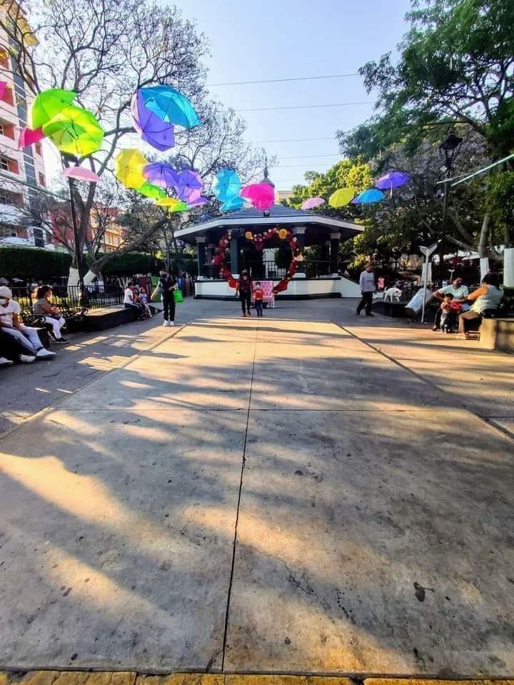 En Chilpancingo Guerrero, pusieron unas sombrillas de colores para adornar la alameda
¿Y que hizo la gente?
Las bajo y se las llevo a su casa🙄🤦🏽‍♂️