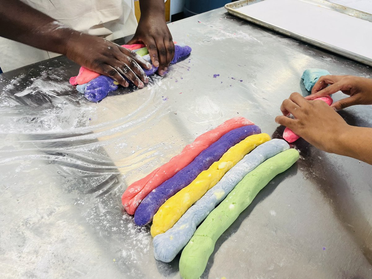 Diiimeco's tweet photo. Creating a rainbow in the kitchen requires planning, cooperation and collaboration. Our #culinary students followed directions and applied what they learned in class to achieve these beauties 💎🌈💕 #BakeryQuality #CoopTech #WeAreFamily #Brooklyn 🙌🏽✨🚀🪐💫 https://t.co/Mx2VrhjNgM