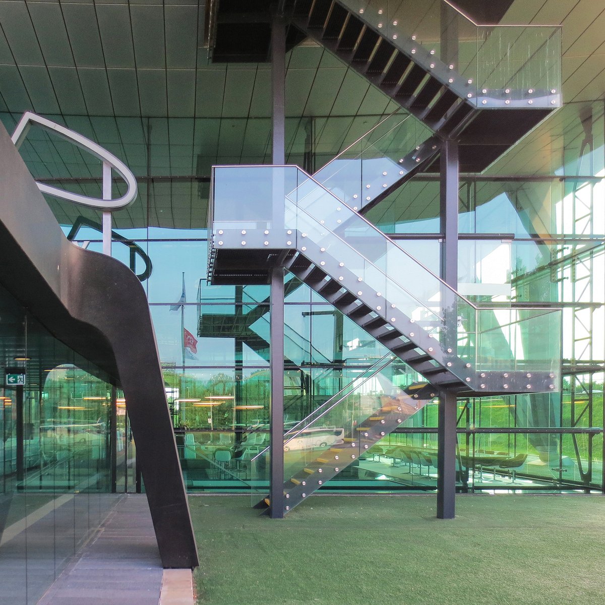 WikiArq's tweet photo. The ING House by Amsterdam-based architects Meyer and Van Schooten is the former headquarters of ING Group at the business district Zuidas of Amsterdam.

#architecture #ING #amsterdam #amsterdamarchitecture #stairs #glass #reflections #postmodernism https://t.co/NDD24WNgrT