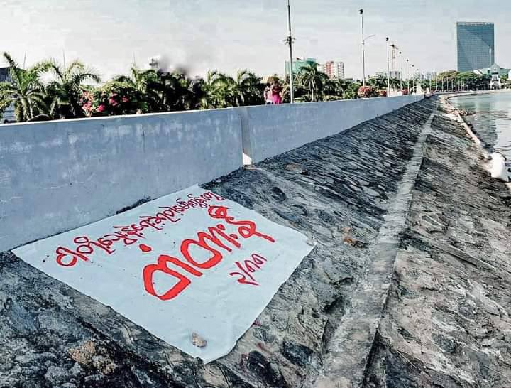 Youths from Yangon People Strike laid the banner in honor of fallen students who died at the red bridge near Inya Lake. #2022Mar16Coup #US_SanctionMOGE  #WhatsHappeningInMyanmar