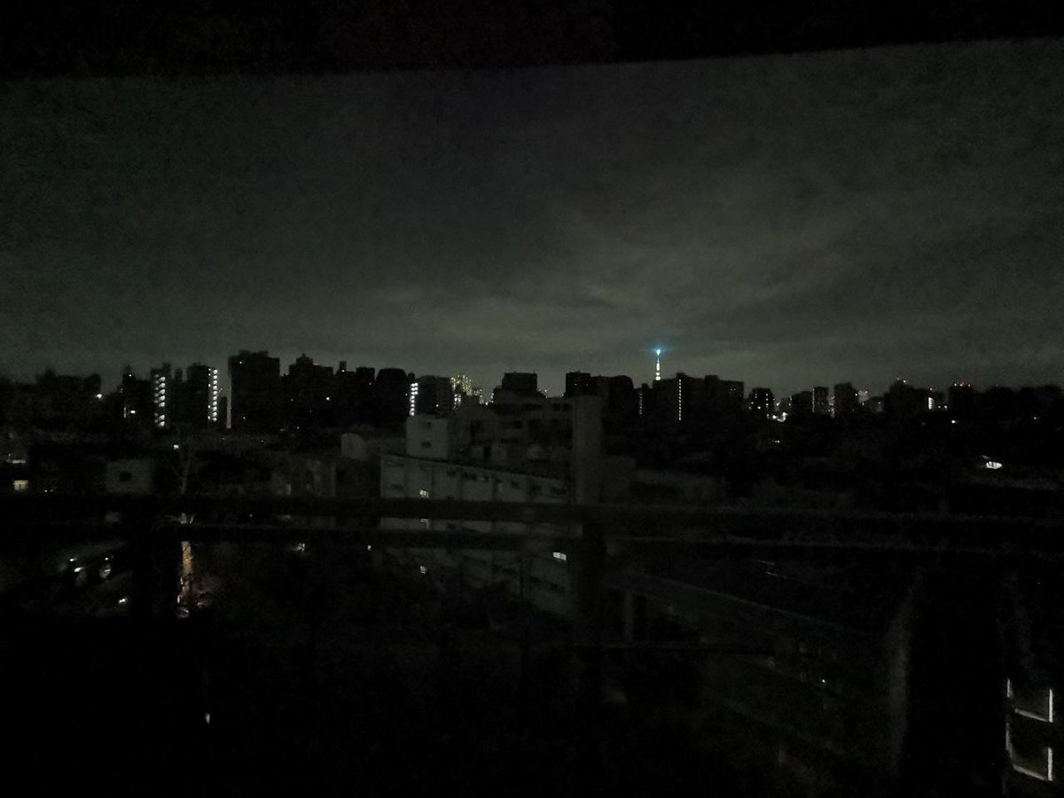 #Terremoto: 700.000 civili a #Tokyo sono, al momento, senza luce a causa del terremoto di qualche minuto fa. Le due scosse sono state di 7.3 e 6.4, inoltre è stata diramata allerta #Tsunami per la prefettura di #Miyagi e #fukushima. 🇯🇵
