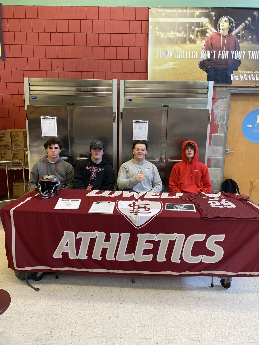 _LHSAthletics's tweet image. Way to take the lead! Check out our Boys Lacrosse members recruiting in the freshman academy 🥍 #buildingit #lax