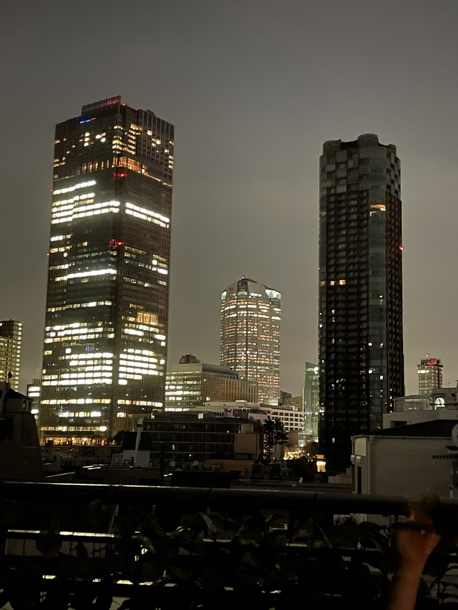 mizolog's tweet photo. 通電してるミッドタウン、完全停電したマンション、非常電源の六本木ヒルズ。　#停電 https://t.co/BVERUHcNGy