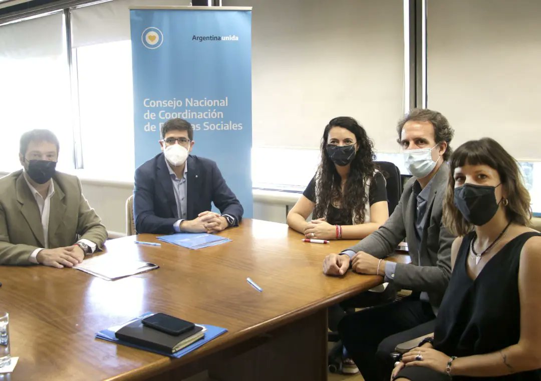 CNCPS_oficial's tweet photo. A fin de seguir coordinando acciones de cooperación para el fortalecimiento de las capacidades de los estados municipales, la presidenta del CNCPS @MarisolMerquel suscribió un acuerdo con el ministro de Desarrollo Social de Catamarca @diegomarivera en el marco de #SINTyS. https://t.co/BIaaS71eUG