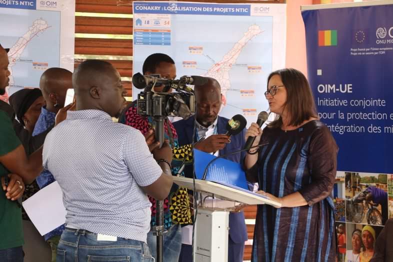 OIMGuinee's tweet photo. Matoto a abrité la cérémonie de remise officielle des centres de prestations NTIC. L’initiative Financée par 🇪🇺, 60 jeunes guinéens(40 migrants de retour) désormais entrepreneurs, reçoivent les encouragements du Maire Mamadouba Tos Camara et la Cheffe de Mission @FonsecaIOM https://t.co/PM8THcD5Mt