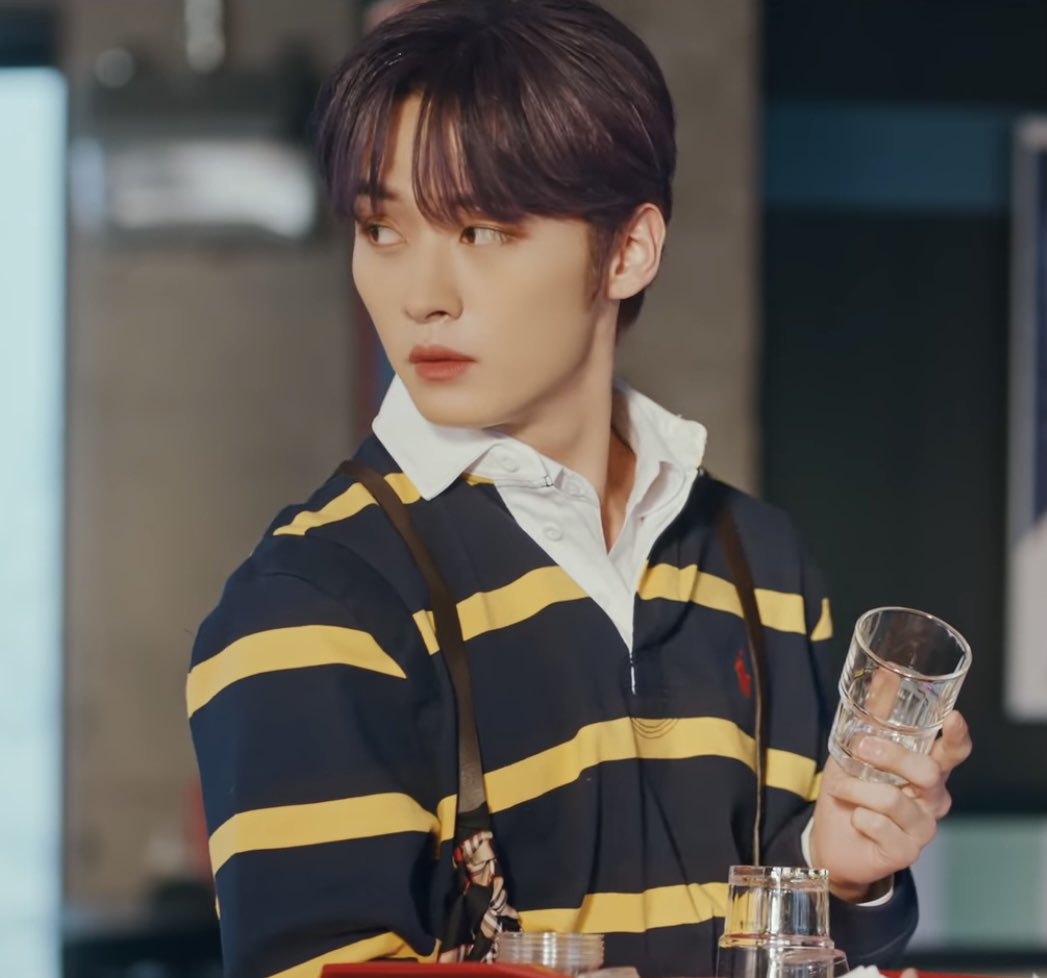 leecherrylix's tweet photo. Imagine going to a restaurant and he’s your waiter https://t.co/wlBIzEk4q9