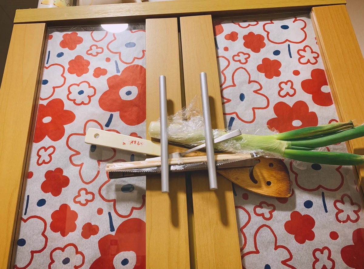 夜に起きた大地震。パニックの中、とにかく食器棚の皿を守ろうとした痕跡があった。