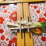 夜に起きた大地震。パニックの中、とにかく食器棚の皿を守ろうとした痕跡があった。