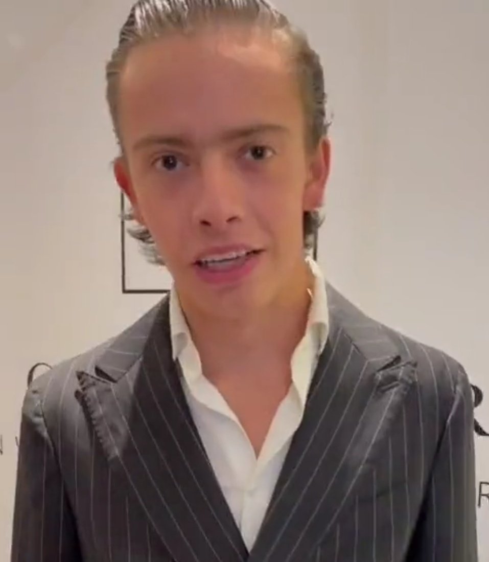 CiAbascal's tweet image. Alfredo Samano aquí te dejo un cliente vip, para los cracks como tú, él te puede comprar una mansión por semana. Usa Pemex, como si fuera el dueño y además su papá es el #ImbecildePalacio su querubín es #JoseRamonLopezBeltran24 

Suerte con esas ventas rey!