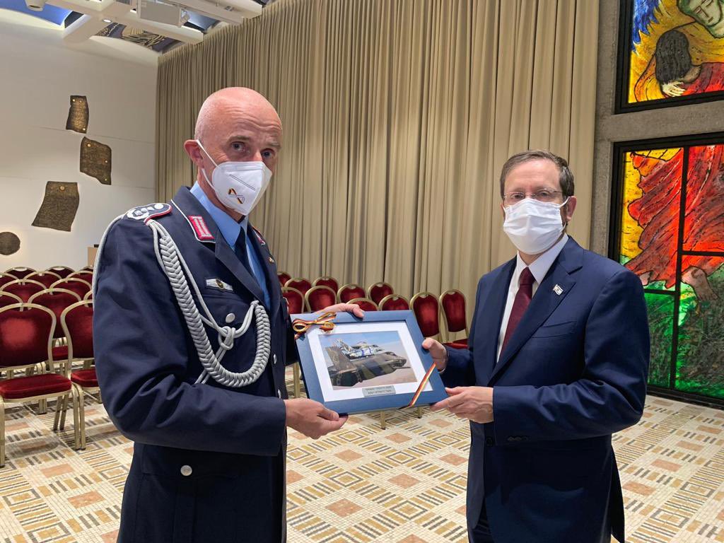 Team_Luftwaffe's tweet photo. Eine große Ehre! Der 🇮🇱 Staatspräsident @Isaac_Herzog empfing den 🇩🇪 Militärattaché Stab persönlich. Oberst Jürgen Haffner überreichte dabei ein Bild vom gemeinsamen Flug des #EagleStar Eurofighter mit einer 🇮🇱 F35 über Israel während der Übung Blue Flag 2021. תודה @IAFsite https://t.co/i0wvJ00dYH