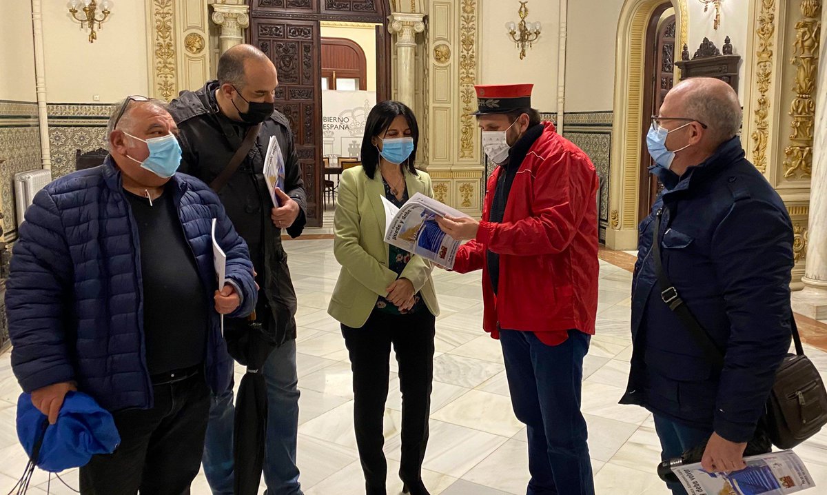 Hoy hemos presentado en las puertas de la <a href="/SubdeGobGranada/">Subdelegación Gobierno Granada</a>  el libro "El tren Guadix Baza Almanzora Lorca puede y debe volver" y posteriormente hemos trasladado nuestras reivindicaciones a <a href="/InmaLopez14/">Inmaculada López</a> que amablemente nos ha atendido y escuchado. Granada necesita el tren normal