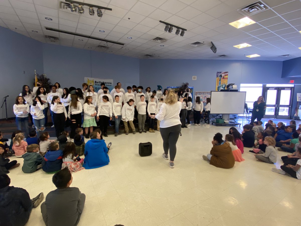 Thank you to Grant MS choir for putting on a wonderful performance at Bellehaven! Ms. Radar their director was also amazing. ⁦<a href="/BoersmaKelly/">K. Boersma</a>⁩ ⁦@APSLZ4⁩