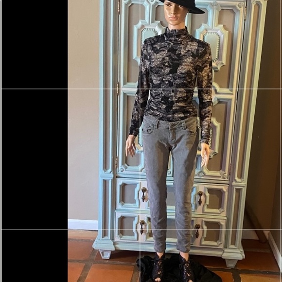 mrc248's tweet photo. So good I had to share! Check out all the items I'm loving on @Poshmarkapp from @AshleyNapier19 #poshmark #fashion #style #shopmycloset #cablegauge #kidgets #loft: https://t.co/WRkV5hJv6R https://t.co/RGzcMeFXOq