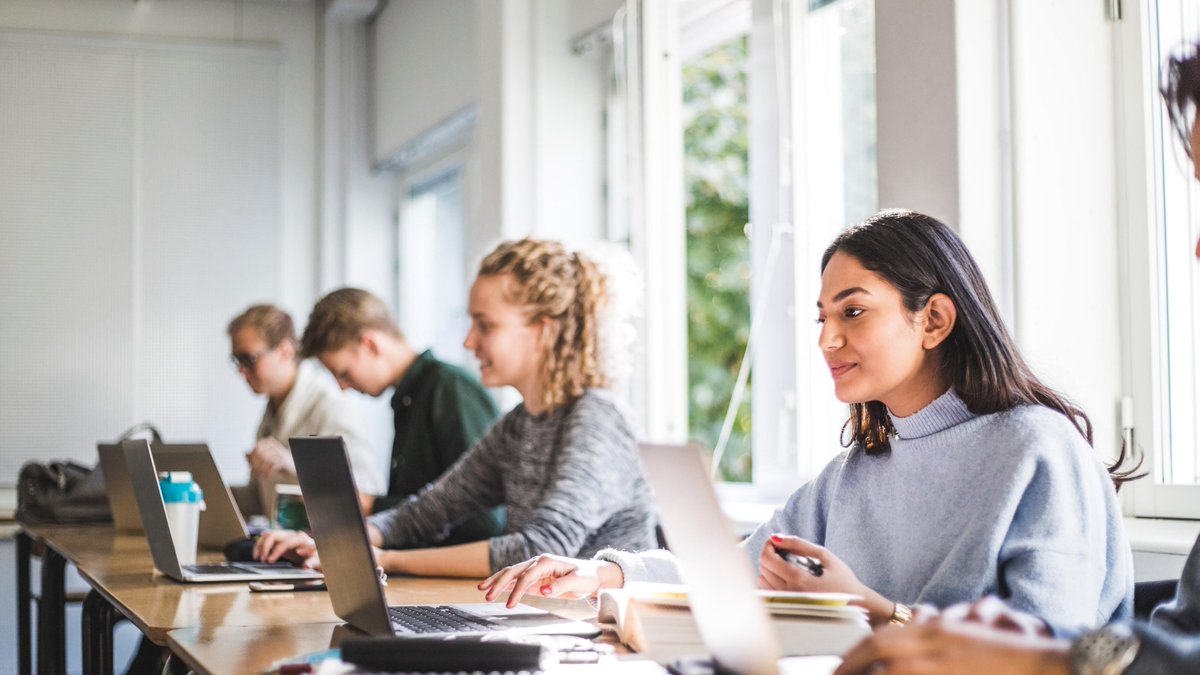 Dordrecht Academy: meer hoger onderwijs naar
Drechtsteden! Per 1 sept starten opleidingen die wij
samen met het werkveld hebben ontwikkeld. Kom naar de open avond op 18 maart a.s. Tijd 17.00 - 19.00 u,
locatie: Achterom 77,Dordrecht.
Aanmelden: info@hogeronderwijsdrechtsteden.nl