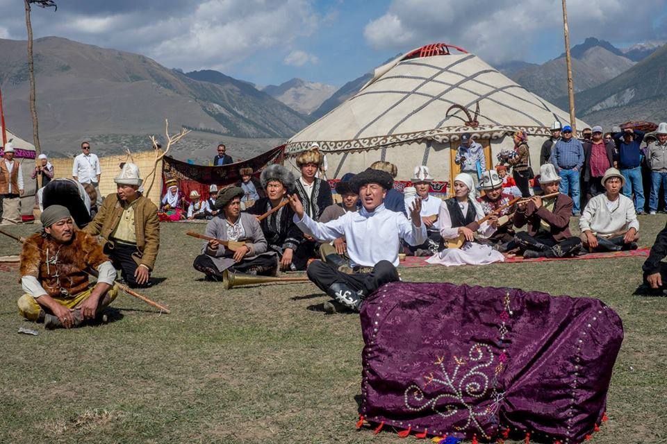 Джайлоо киргизия. Киргизистан национальная одежда. Кыргызстан бедность. Монголия кочевники степей. Central asia tour.