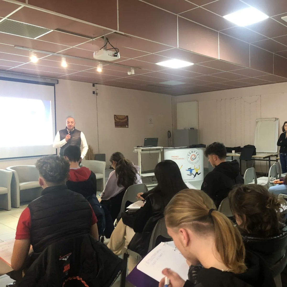 Aujourd'hui, pour notre seconde journée des Mercredis des 2MRC, nous accueillons Patrice SERRE, Responsable Animation Relation Client et Service chez <a href="/CarrefourFrance/">Carrefour</a>

#campusmariefrance #lyceemariefrance #professionnel #carrefour