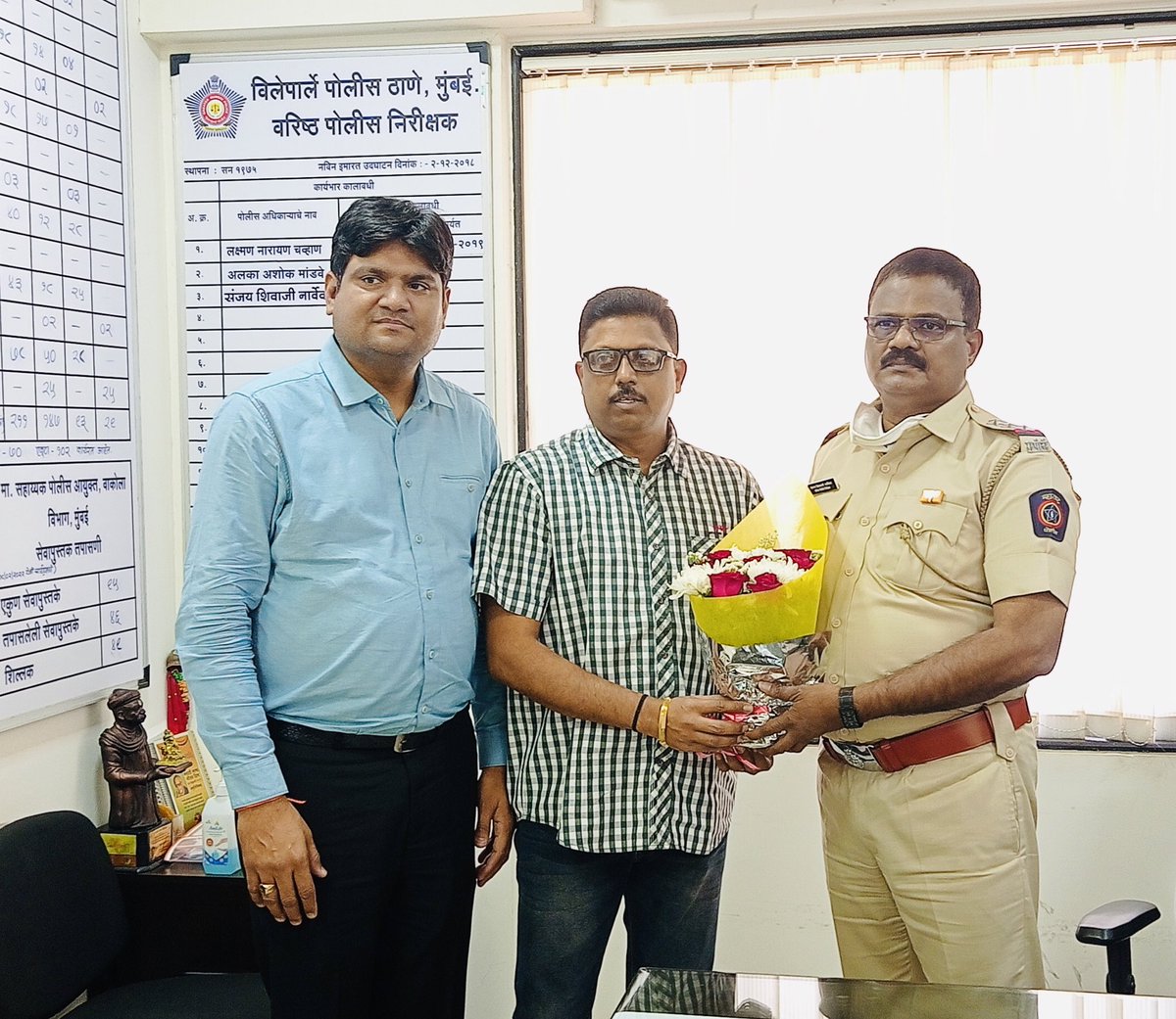 विलेपार्ले पोलीस ठाणे, मुंबई वरिष्ठ पोलीस निरीक्षक श्री.संजय शिवाजी नार्वेकर साहेब यांची सदिच्छा भेट घेतली त्याप्रसंगी महाराष्ट्र शिव माथाडी कामगार सेना अध्यक्ष श्री. नीलेश भोसले, शिव वाहतूक सेना माजी सरचिटणीस श्री. मोहन गोयल 🚩🚩🚩