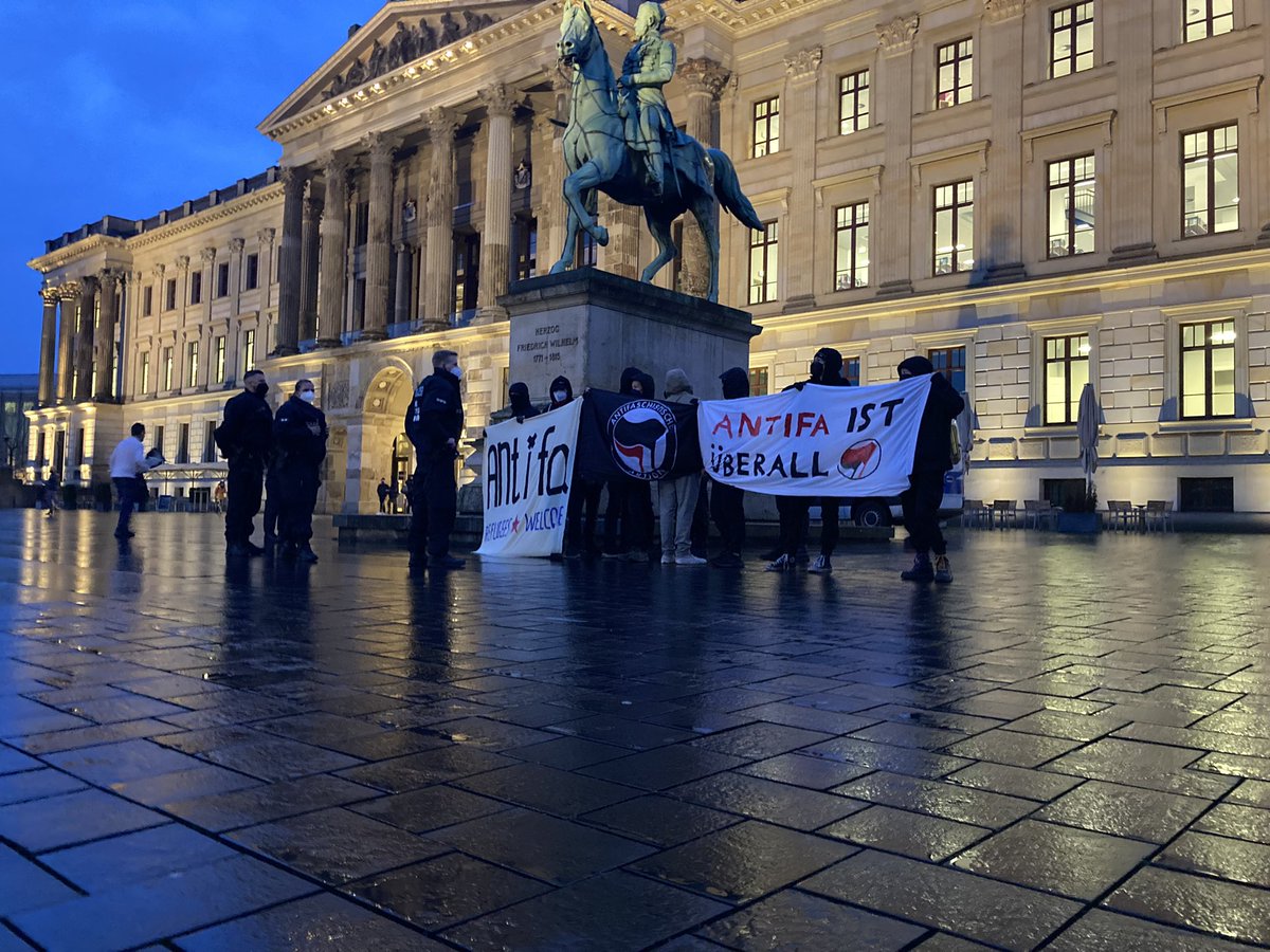 FreieNDSWatch's tweet photo. Am Schlossplatz befindet sich nun auch der Gegenprotest.#bs1403 https://t.co/49r8xFzSj5