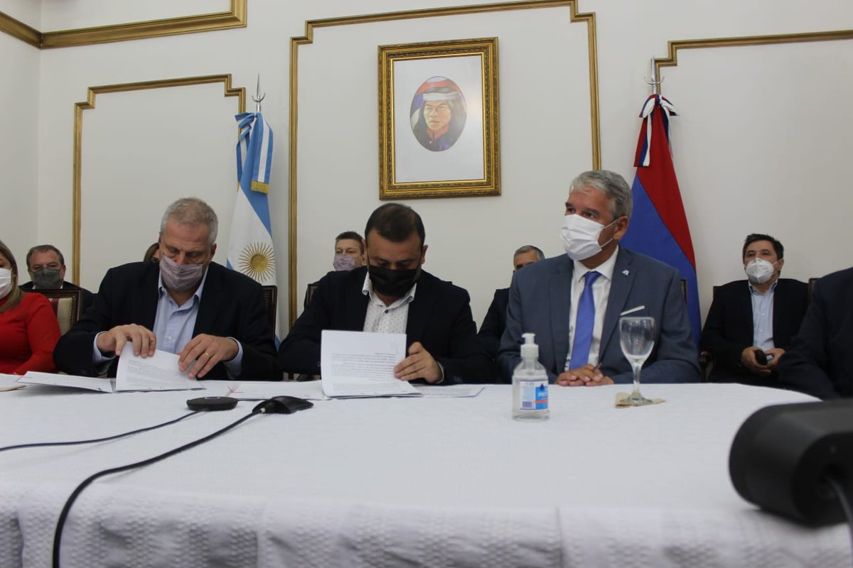 gilsonb10's tweet photo. El gobernador @herrerayflia y el mtro de Educación de la Nación @jaimeperczyk firmaron un convenio para la construcción de cuatro escuelas técnicas de educación profesional secundaria para la provincia, las cuales se construirán en Campo Grande, Cerro Azul, Apóstoles y Posadas https://t.co/fOIPSjNxyL
